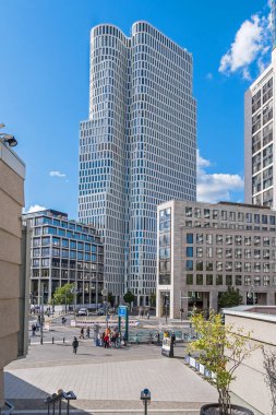 Berlin, Almanya - 4 Eylül 2022: Yukarı Batı (veya Atlas Kulesi) - Charlottenburg bölgesinde Breitscheidplatz 'da yüksek binalar. 118 metre ve 33 katlı en yüksek dördüncü bina.