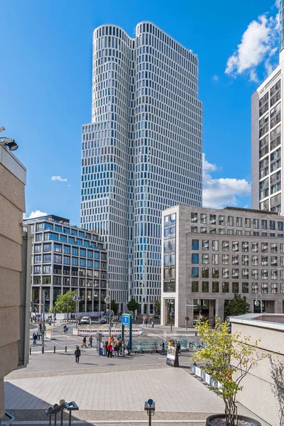 Berlin, Almanya - 4 Eylül 2022: Yukarı Batı (veya Atlas Kulesi) - Charlottenburg bölgesinde Breitscheidplatz 'da yüksek binalar. 118 metre ve 33 katlı en yüksek dördüncü bina.
