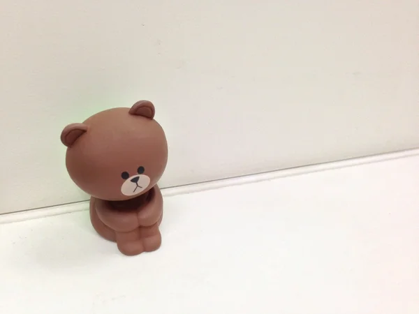 Urso castanho sentado sozinho — Fotografia de Stock