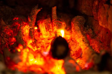 Fırının kızgın şöminesi ya da yakın çekim, seçici odak noktası..