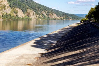 Güneşli bir günde bir dağ nehrinin beton seti..