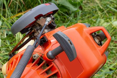 Benzin motoru bahçe budayıcısı. Kapatın.