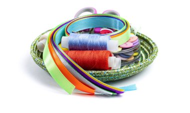 Beyaz üzerine yakın plan dikiş ya da ev işi için ayarlandı.