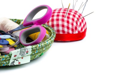 İğneler, iplikler, düğmeler, makaslar beyaz yakın plan, metin için yer, kopyalama alanı.