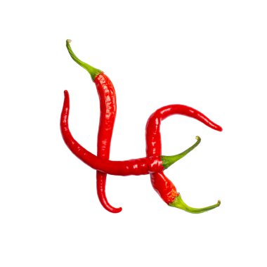 Kırmızı biberler beyaz zemin üzerinde alışılmadık bir işaret ya da logo şeklinde izole edilmiş..