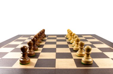 Satranç tahtası, sıra sıra piyon taşları, muhalefet ya da rekabet kavramı, kopyalama alanı.