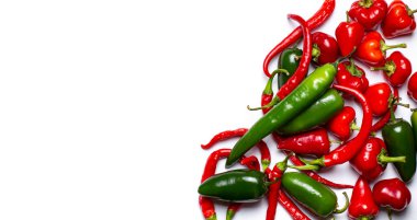 Sıcak kırmızı biber seti beyaz üzerine çerçeve olarak, üst görünüm, metin için yer, kopyalama alanı.