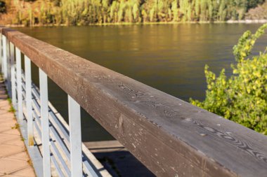 Nehir kenarında eskrim, yakın plan, seçici odaklanma..