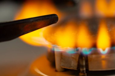Gaz ocağının parlak kırmızı alevi, Avrupa 'daki gaz krizi konsepti veya benzin fiyatları, yakın plan, seçici odaklanma.