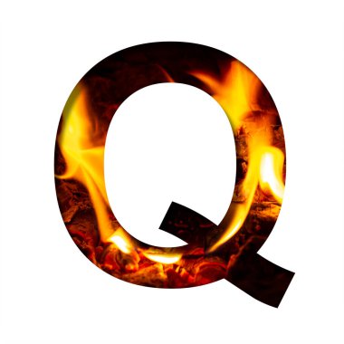 Beyaz kağıttan gelen ateşli Q harfi şömine ya da ocağın arka planında, dekoratif alfabe.