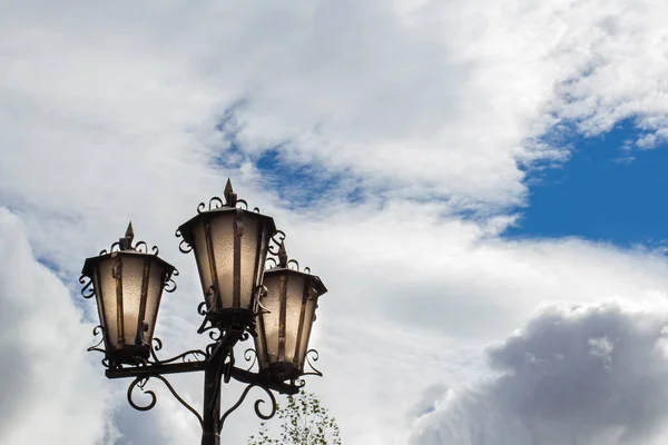 Красиві Вуличні Ліхтарі Або Лампи Тлі Вечірнього Неба Хмарами — стокове фото