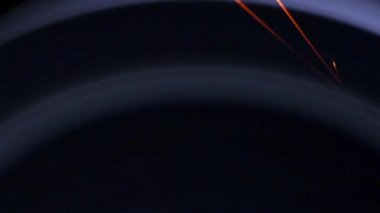 Parlak kıvılcımlar bir bileme makinesinde metal işleme