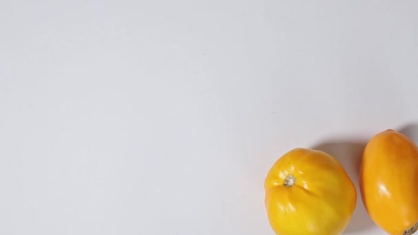 Una Mano Del Hombre Pone Borde Tomates Amarillos Rojos Maduros — Vídeos de Stock