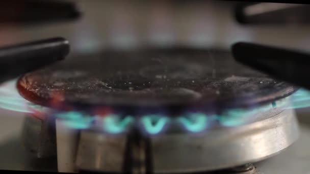 青い炎と火の明るい赤の点滅とガスストーブの上 欧州におけるガス危機とガス価格の概念 — ストック動画