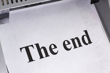 Üzerinde yazı olan bir ofis yazıcısında bir sayfa kağıt. Bitiş, yakın plan..