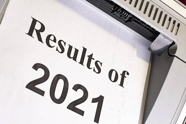Resultaten Van 2021 Vel Papier Een Kantoorprinter Met Een Gedrukte — Stockfoto