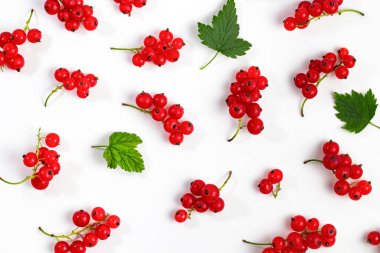 Olgun kırmızı frenk üzümü demetleri ve yeşil yapraklar beyaz, üst görünüm, düz yatış, kopyalama alanı