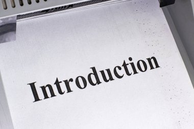 Giriş, bir ofis yazıcısı üzerine bir sayfa kağıt. Yazılı metni yakın plan..