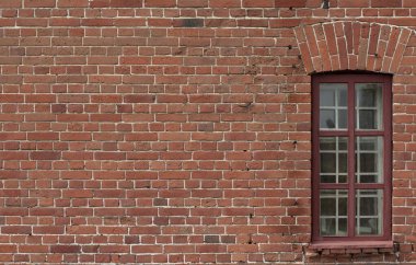 Büyük ahşap pencereli eski tuğla duvar, arka plan veya reklam için zemin