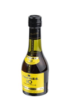 Bir şişe İspanyol brendisi Torres beyaz karada. Krasnoyarsk, Rusya - 24 Aralık 2021