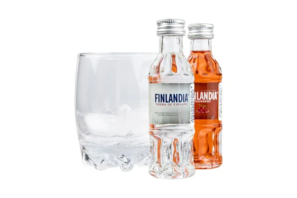 Botellas Vodka Finlandia Vidrio Con Hielo Sobre Blanco Aislado Krasnoyarsk —  Fotos de Stock