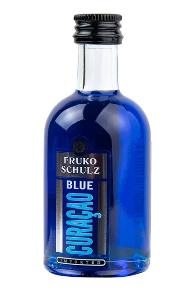 Botella Licor Curazao Azul Sobre Blanco Aislado Krasnoyarsk Rusia Diciembre —  Fotos de Stock