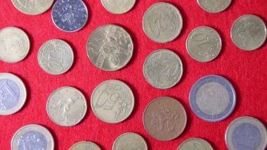 Kırmızı bez üzerinde Avrupa sikkeleri deseni, üst görünüm, yakın plan, para dolaşımı kavramı