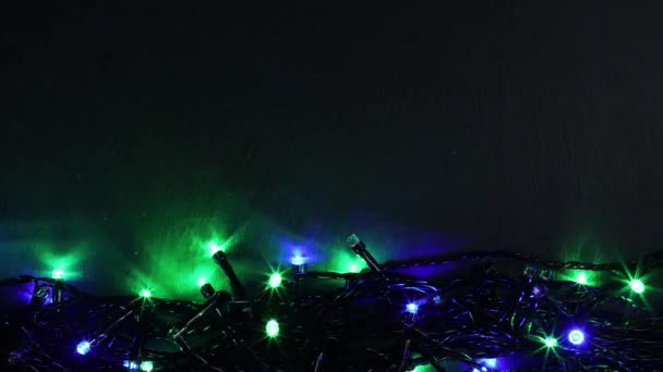 暗い背景にお祝いのガーランドの境界線の明るいクリスマスライト トップビュー テキストのためのスペース コピースペース — ストック動画