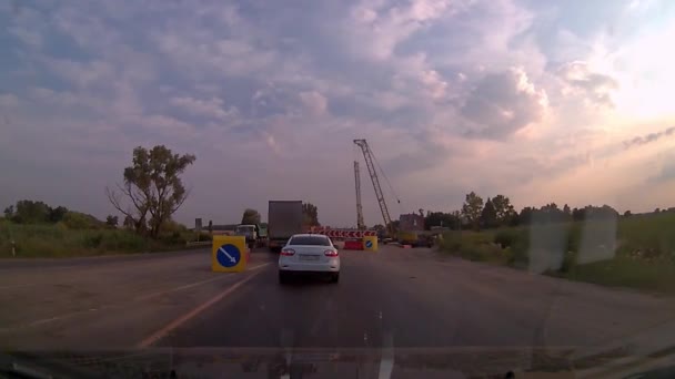 Conducir Largo Carretera Con Sitio Reparación Vista Desde Ventana Del — Vídeo de stock