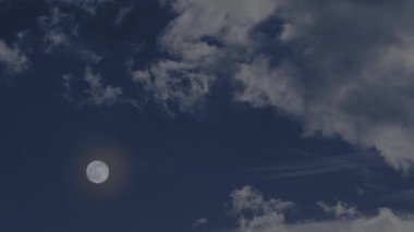 Gece gökyüzünde dolunay yükseliyor. Bulutlar, Cadılar Bayramı ya da Azizler Günü arka plan kavramı..