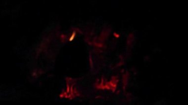 Ocakta ya da şöminede titreyen ve zayıf bir ateşin bulanık görüntüsü, yakın çekim, ev tatili konsepti