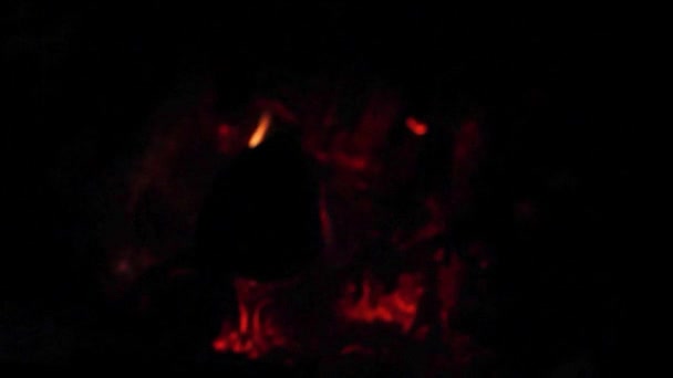 火炉或壁炉中的闪烁不定和微弱的火势 特写镜头 回籍假的模糊图像 — 图库视频影像