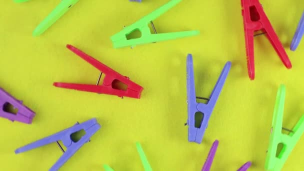 Warna Cerah Clothespins Pola Berputar Pada Latar Belakang Kuning Pada — Stok Video