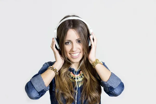 Chica sonriente con auriculares —  Fotos de Stock