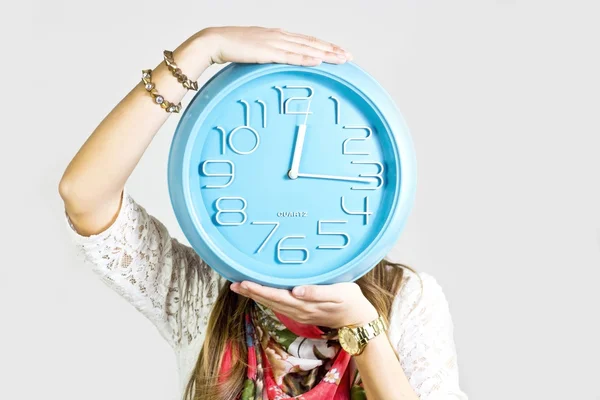 Chica con reloj grande — Foto de Stock