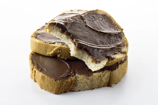 Brood met chocolade crème geïsoleerd — Stockfoto