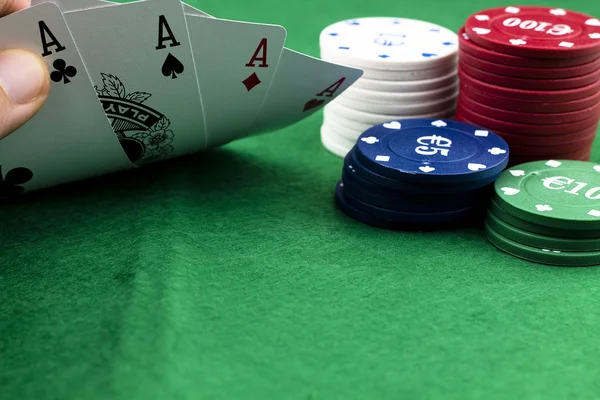 Karten und Pokermünzen — Stockfoto