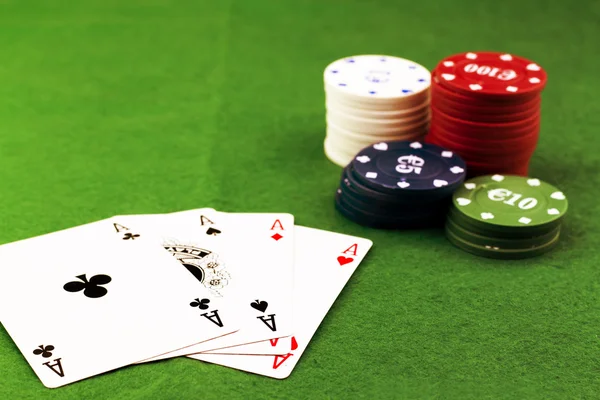 Kaart en poker munten — Stockfoto