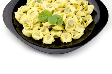 tortellini siyah plaka üzerinde