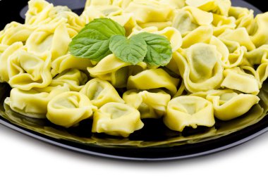 tortellini siyah plaka üzerinde