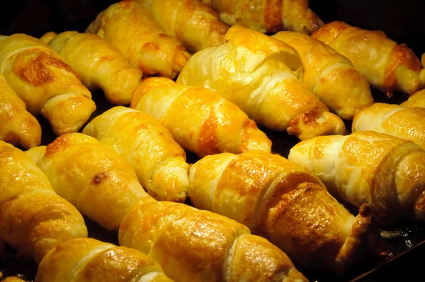 Croissant keju lezat dalam oven — Stok Foto
