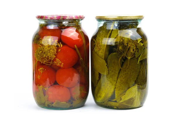 Deux pots en verre de légumes marinés colorés — Photo