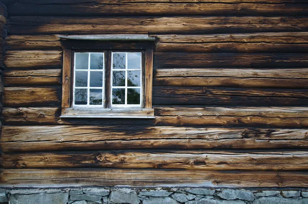 Σκούρα ξύλινα ξύλινο τείχος με παράθυρο — Φωτογραφία Αρχείου