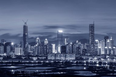 Çin 'in Shenzhen şehrinin ufuk çizgisinin gece manzarası. Hong Kong sınırından görüldü.