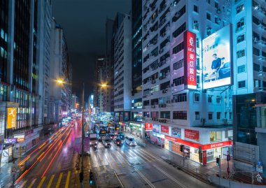 Hong Kong, Çin - 07 Ekim 2021: Hong Kong Mongkok Bölgesi 'nde trafik. Kowloon Yarımadası 'ndaki Mongkok, Hong Kong' un en yoğun ve kalabalık bölgesidir.