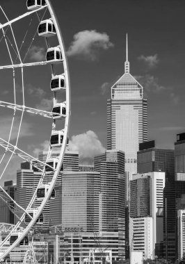 Hong Kong şehir merkezindeki dönme dolap ve gökdelen.