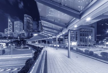 Geceleyin Hong Kong şehir merkezinde modern yaya geçidi.