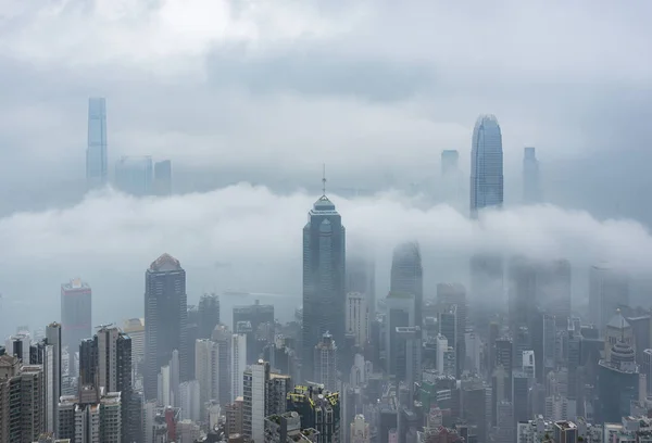 Hong Kong şehrinin sisli silueti