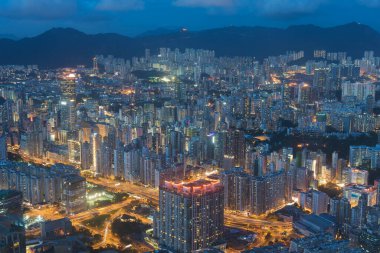 Hong Kong şehrinin hava manzarasının gece manzarası.