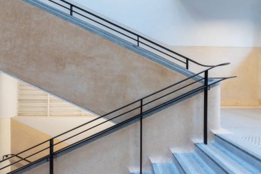 Eski binadaki merdiven manzarası